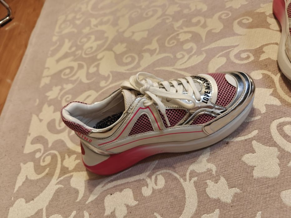 Vând adidași love moschino