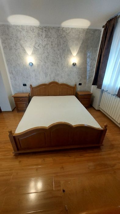 Vând dormitor din lemn masiv