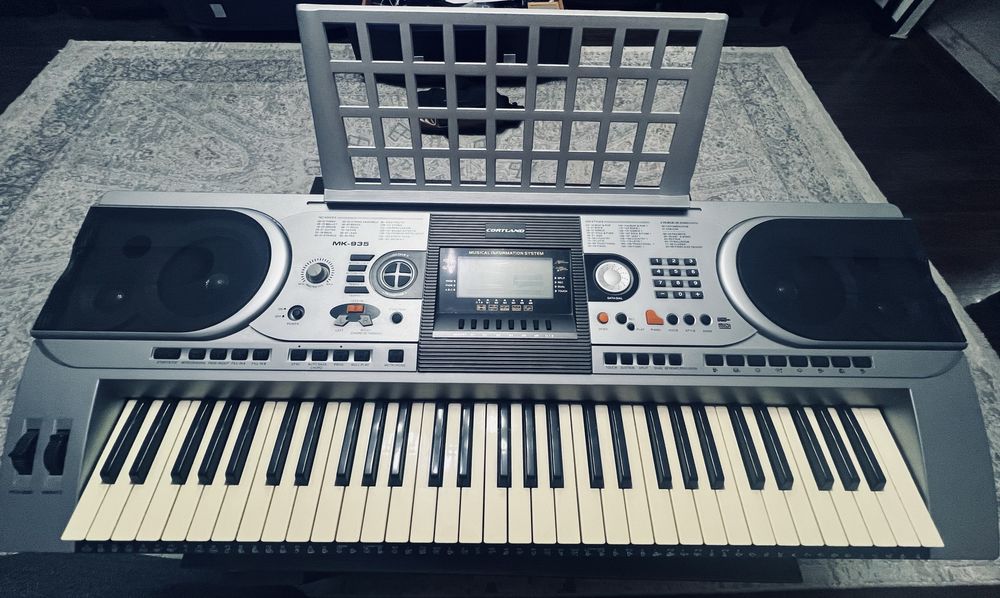 Продам синтезатор Cortland