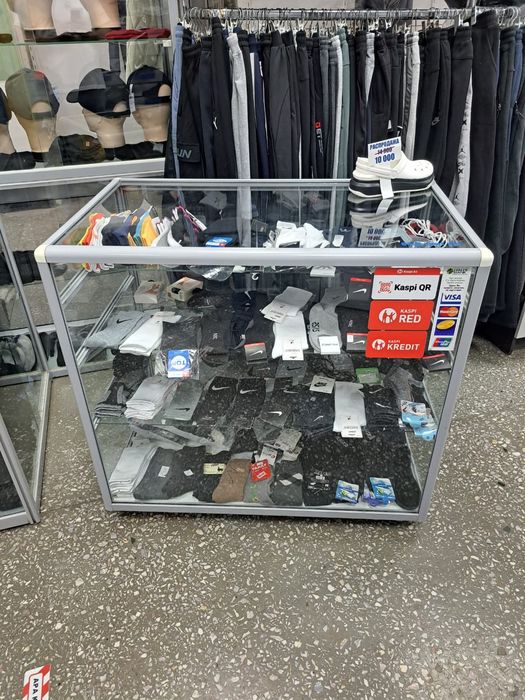 Ветрина стеклянная практически новая