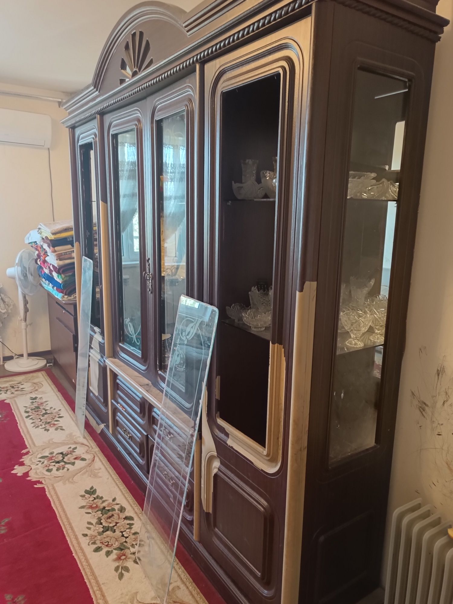 Эски мебель сотаман, стенка ва камот. Иккаласи 500 000 сум,