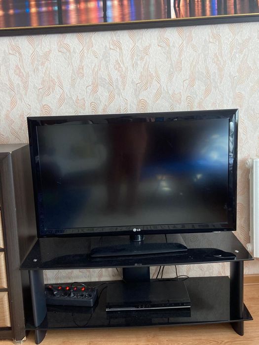 Продам телевизор со стеклянной подставкой