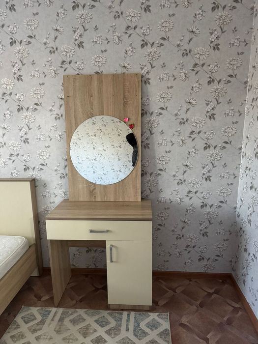 Продам двухспальную кровать с матрасом и туалетный столик