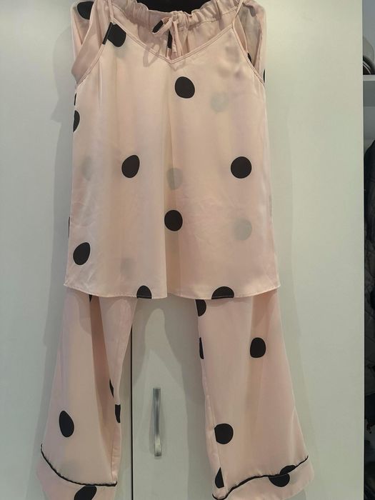 Прекрасна розова сатенена пижама