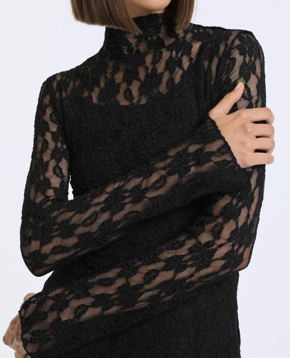 Чёрное облегающее платье из кружева