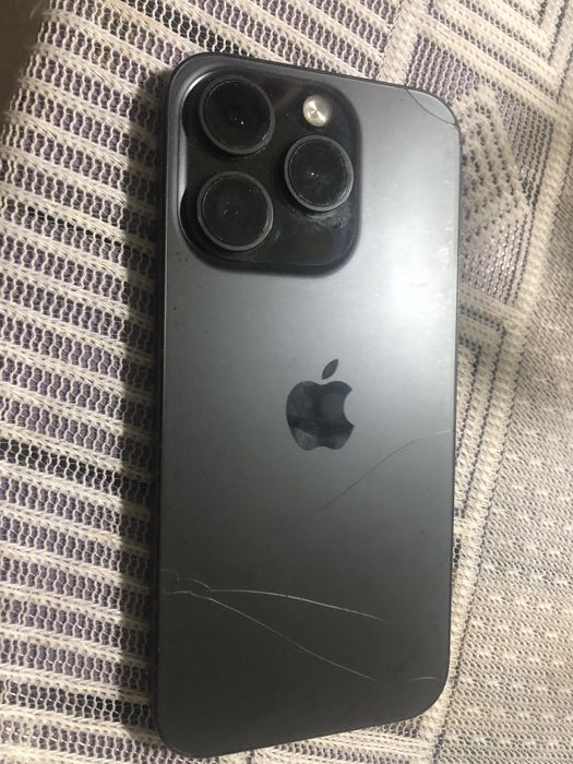 iPhone 15 pro spart pe spate