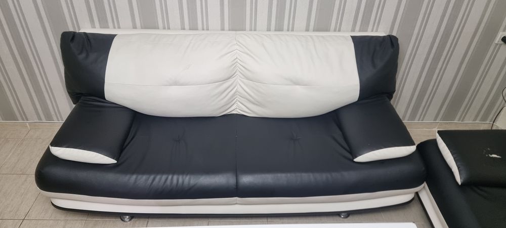 Два кожени дивана с 2 маси, отлично състояние