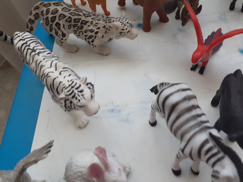 Vindem Ritzy Rollers și figurine plastic animale