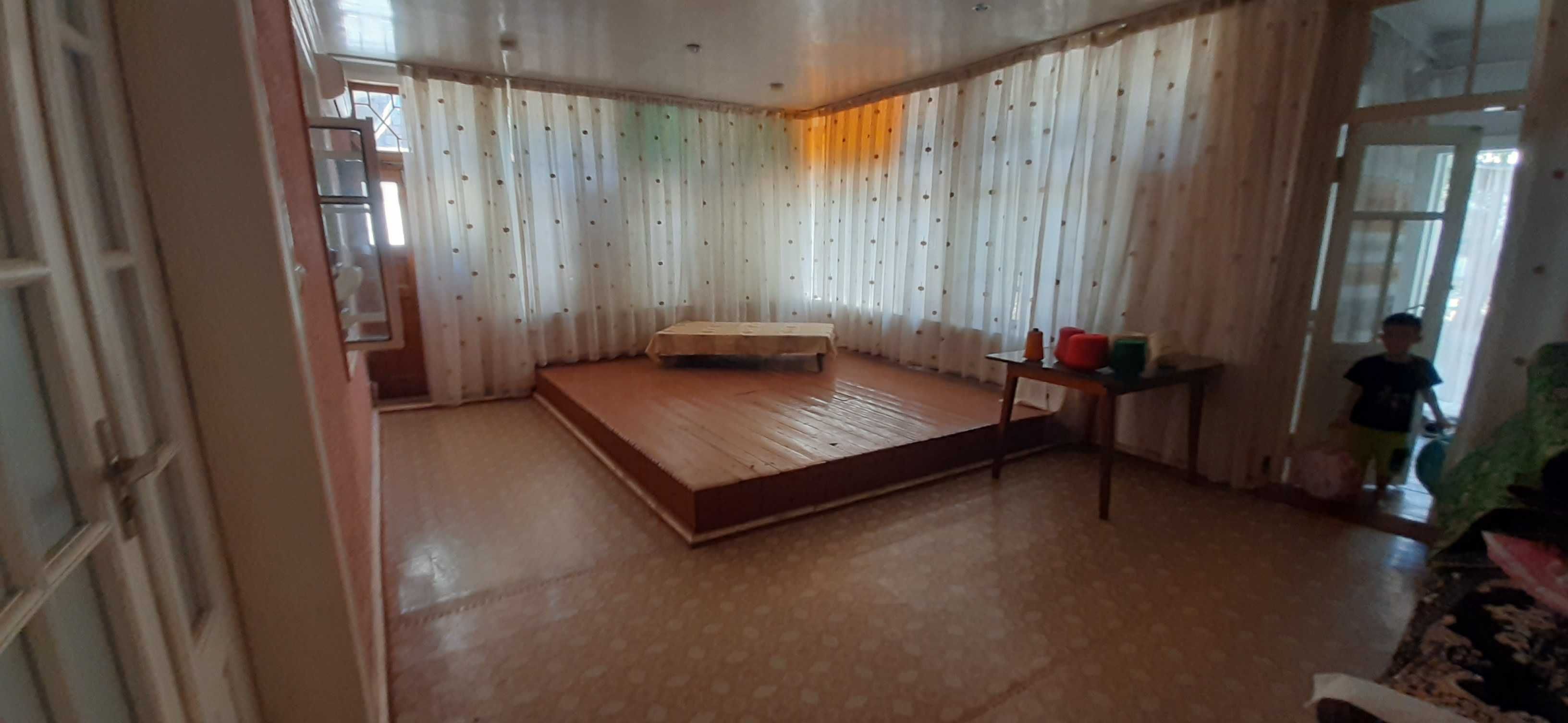 Qarshi markazidan 7 sotiqli hamma sharoitli hovli sotiladi