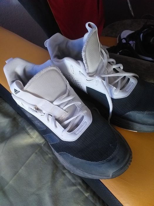 Vand adidași aproape noi  purtați foarte puțin