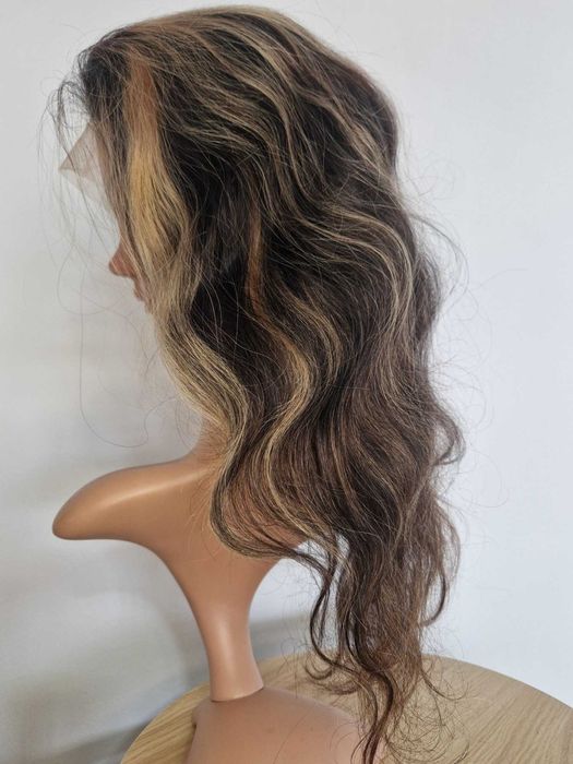 60 см естествена чуплива тъмно кафява перука с руси кичури с дантела