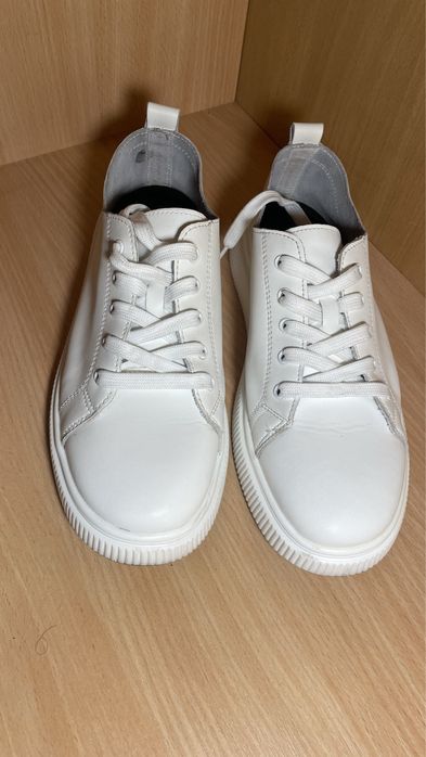 Белые кеды симпатичные и удобные