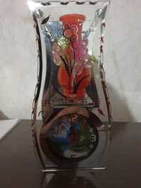 Стъклена ваза с часовник