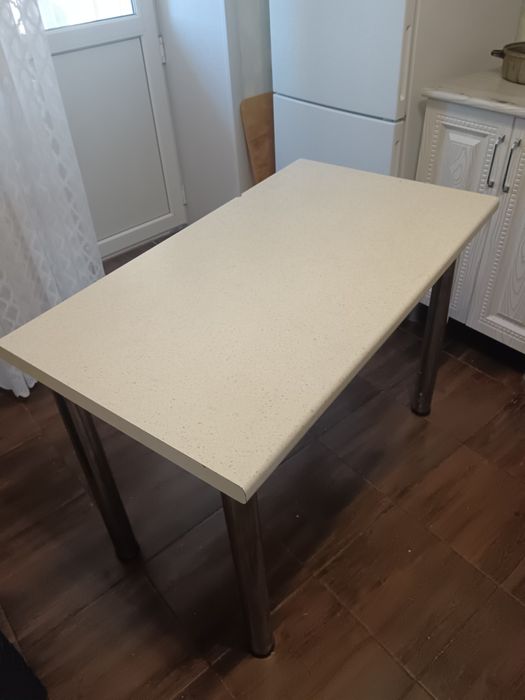 Стол с железными ножками