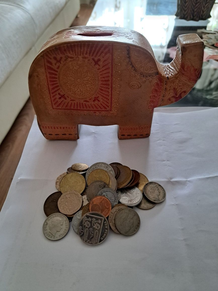 Pusculiță elefant din piele  + 50 de monede.