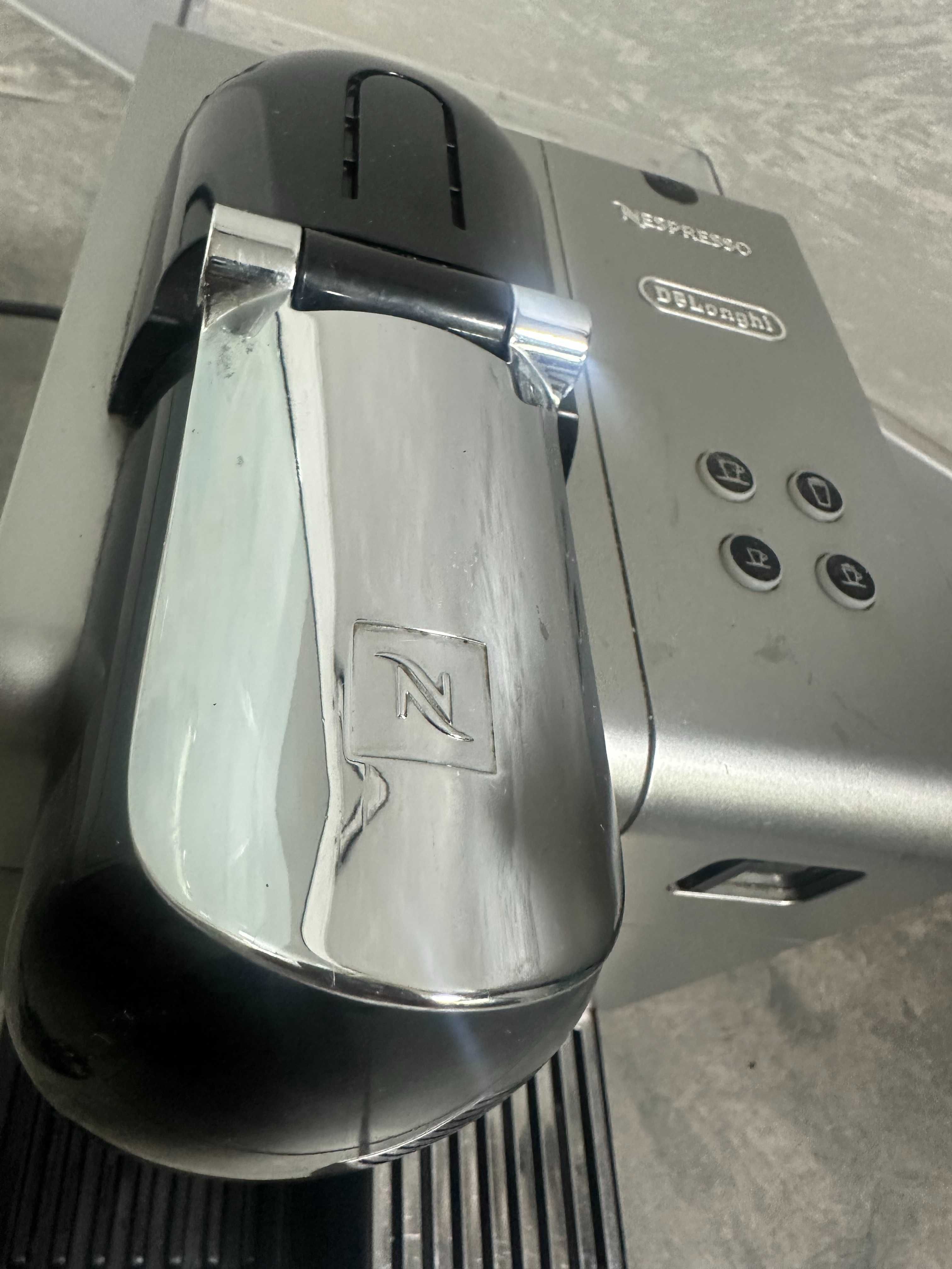 Капсулна кафемашина Nespresso Lattissima Plus Espresso Machine EN520S