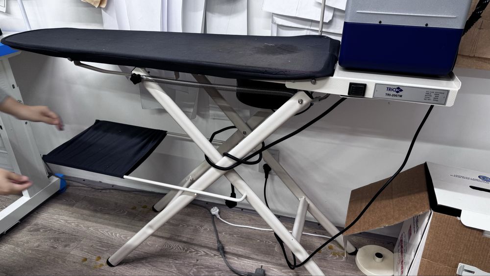 Промышленный гладильный стол