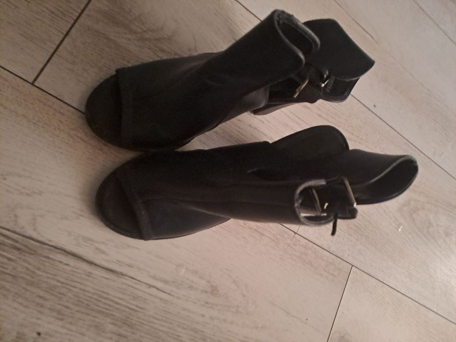 Sandale negre cu toc