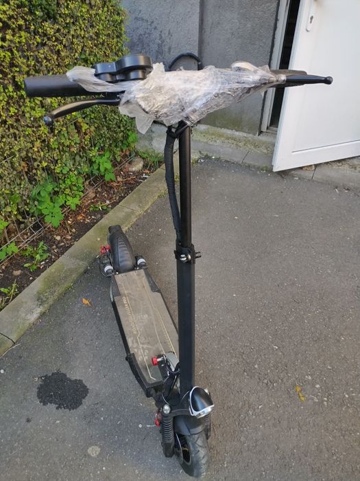 Vând trotineta electrica