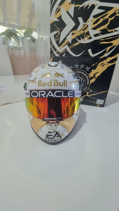 Max Verstappen world champion Helmet 2024 1:2 F1 schuberth