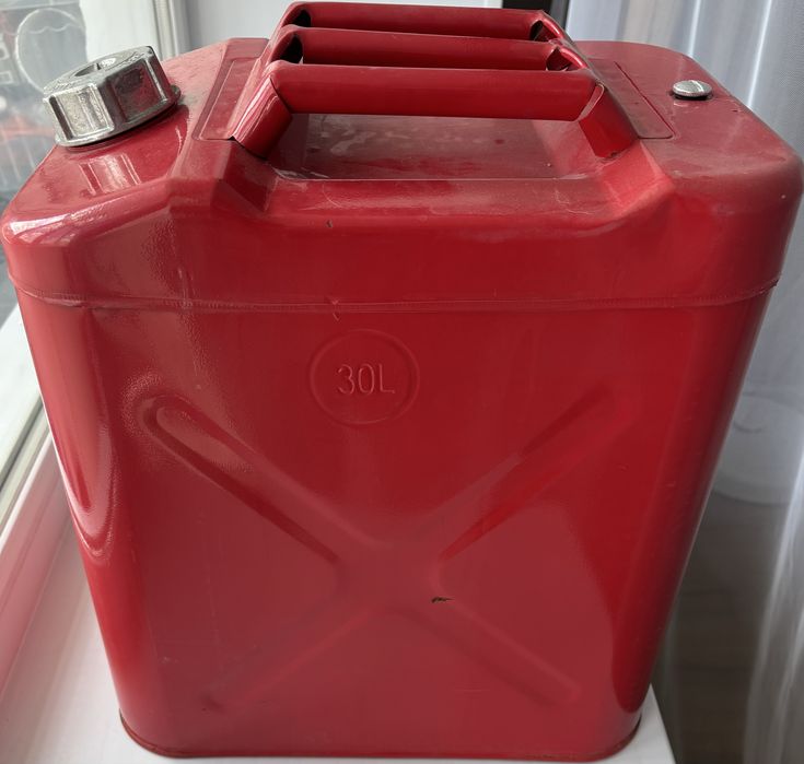 Продам канистру 30 л состояние новое