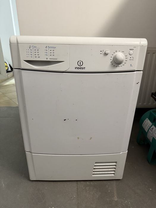 Uscator rufe Indesit  prin condensare