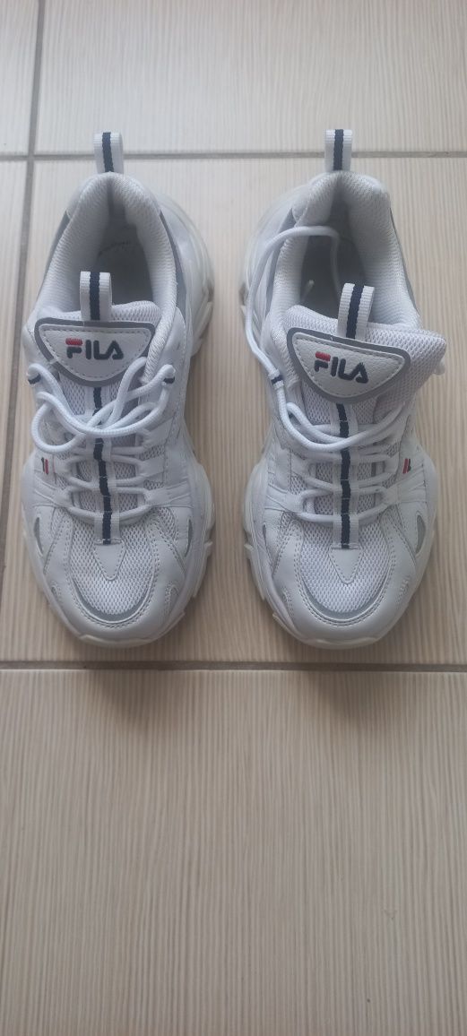 Vând adidași FILA de damă