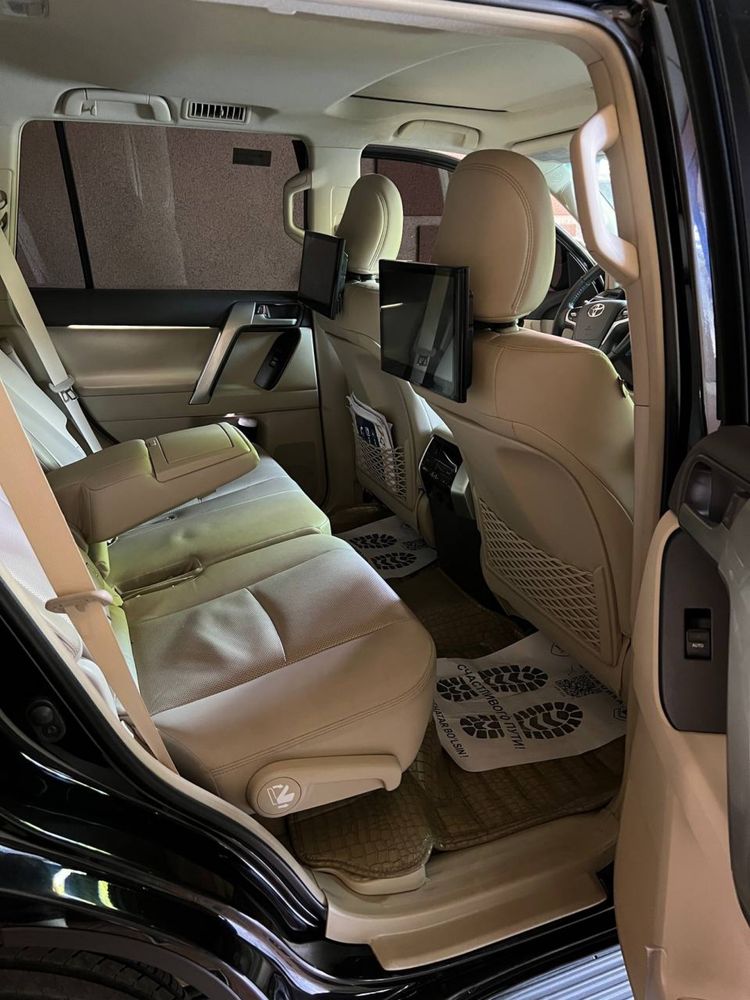 Водитель со своим авто Toyota Land Cruiser
