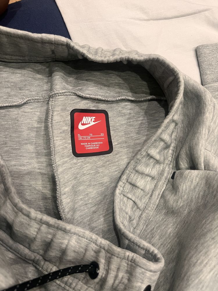 Nike tech fleece сив цвят