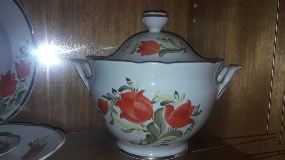 Продам сервиз на 6 персон .