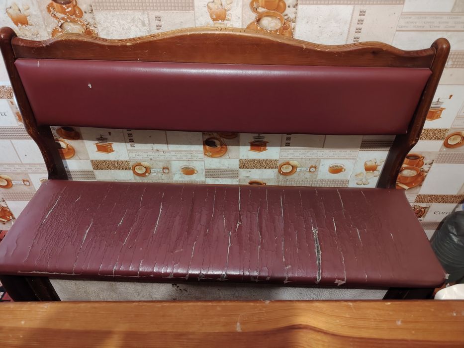 Стол и угловой диван