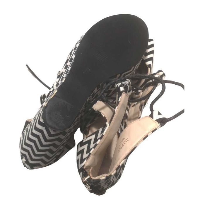 Vand sandale cu model alb si negru - marimea 41