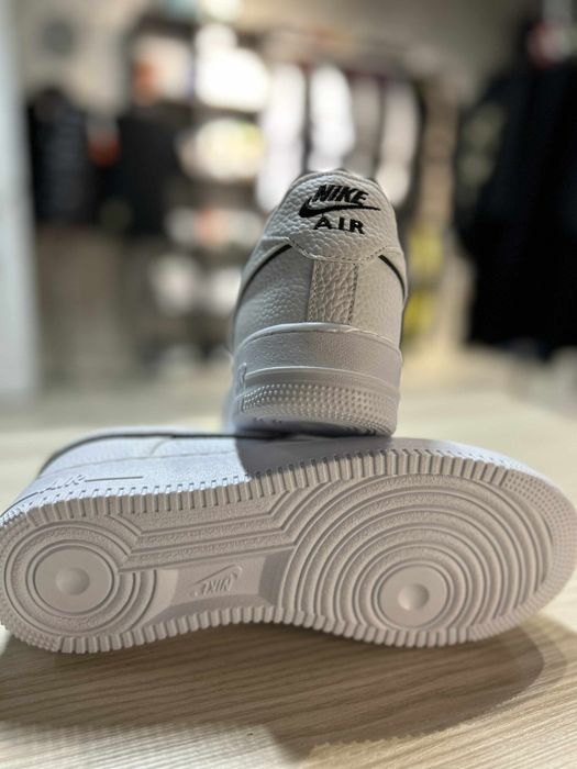 Adidasi Nike airforce 1.