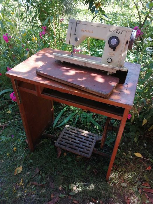 Vând mașină de cusut Veronica, anul 1977, Cugir