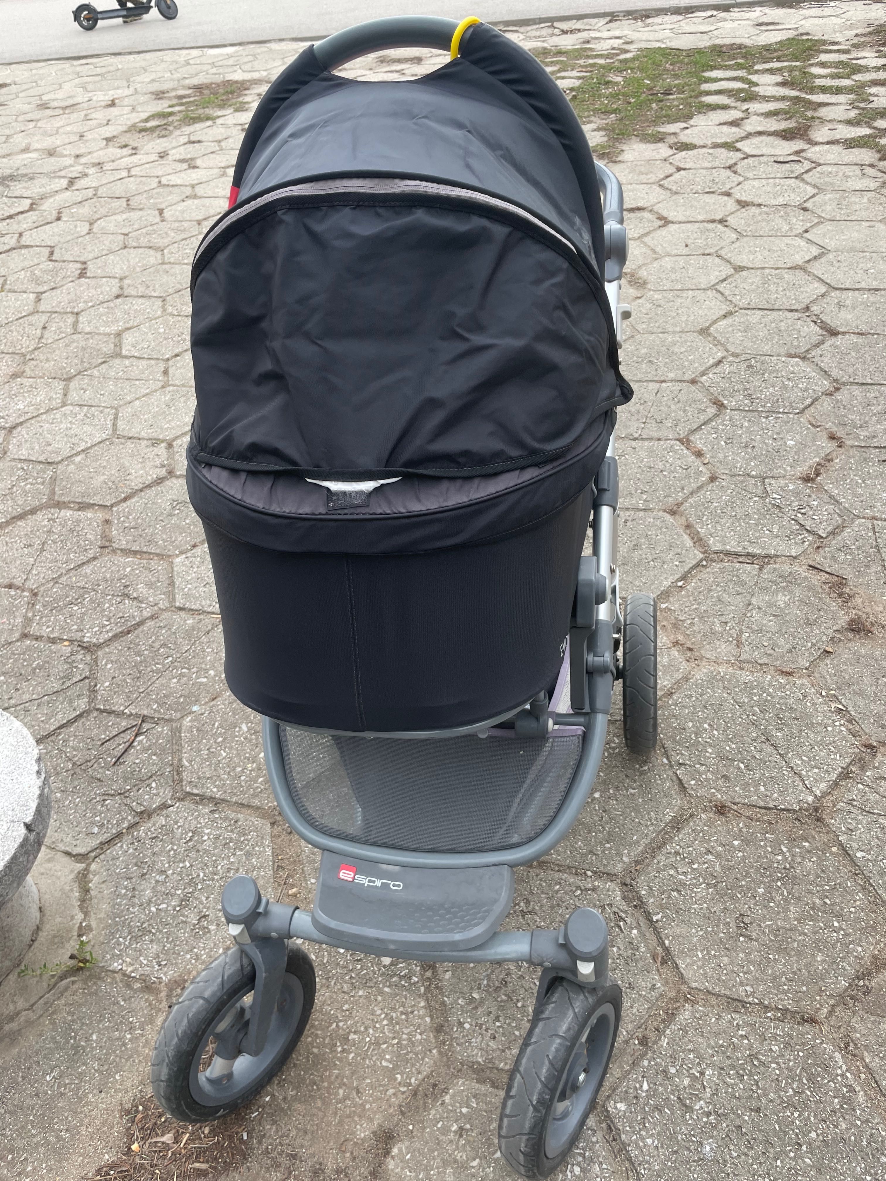 Комбинира бебешка количка ESPIRO ENZO EVO, заедно с кош за новородено.