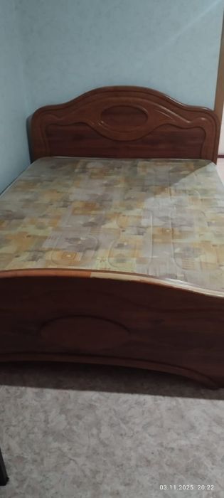 Продам 2х спальную кровать с матрасом .торг уместен бү