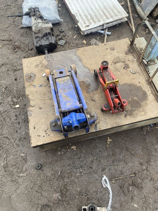 Домкрат подкатной