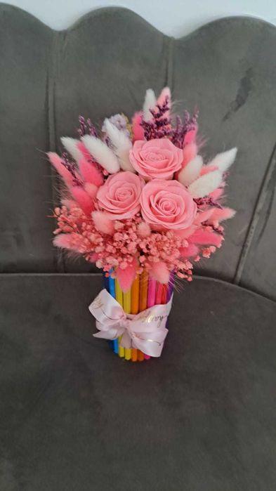 Aranjamente florale in suport creioane colorate si coronite