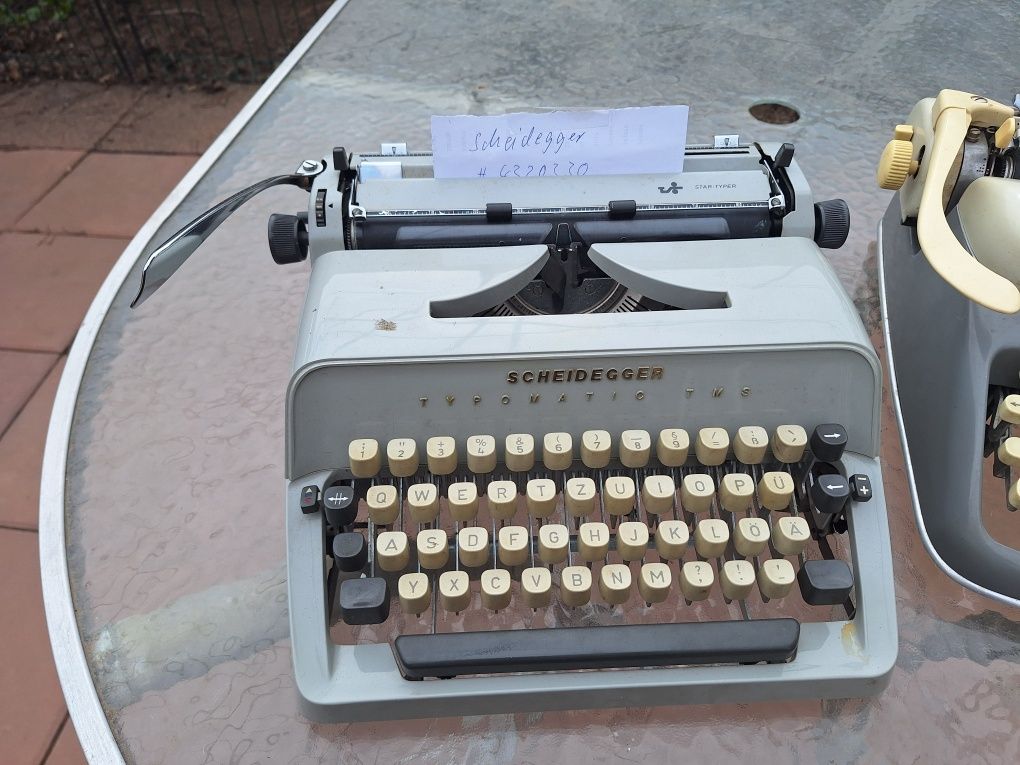 Pachet 2 masini vechi de scris.