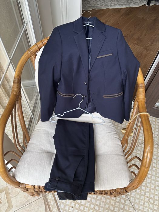 Продам школьный костюм