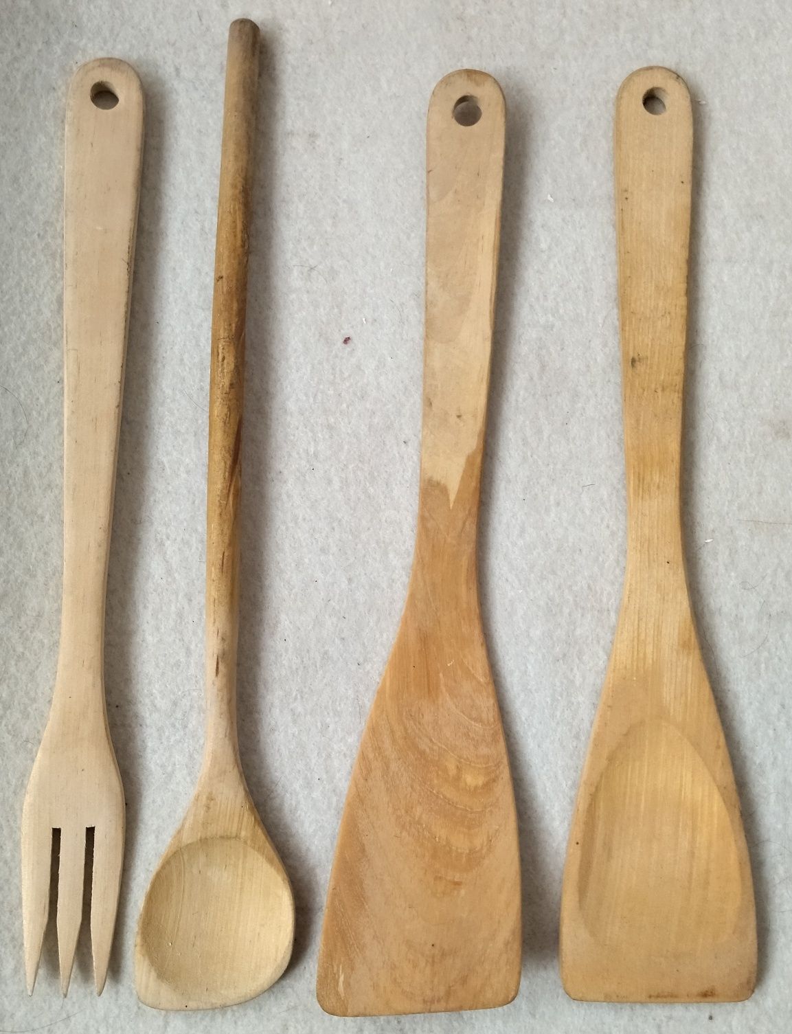 Ножи кухонные и деревянные лопатки