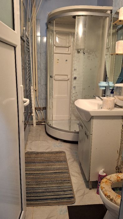Închiriez apartament cu 2 camere !