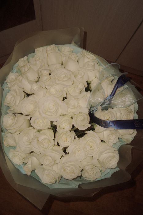 51 роза за 10к, свежие, белые
