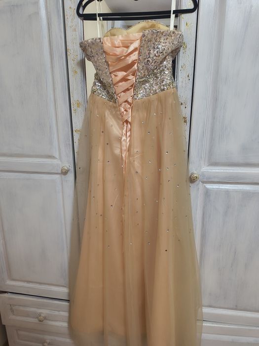 Рокля с пайети в прасковен цвят