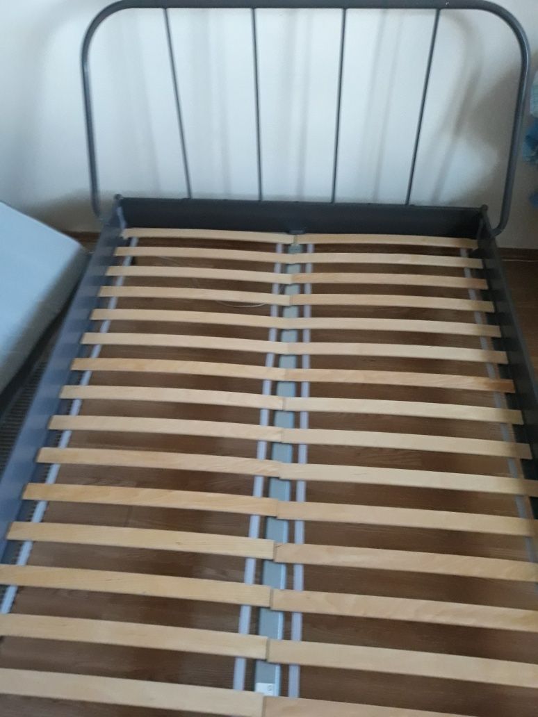 Vand cadru de pat de la Ikea din metal.cu somiere