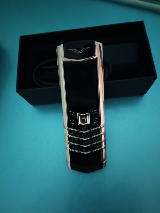 VERTU signature. gold.yangi