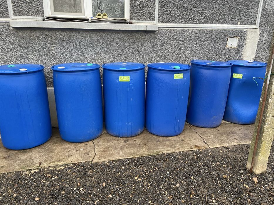 Vand bidoane de plastic