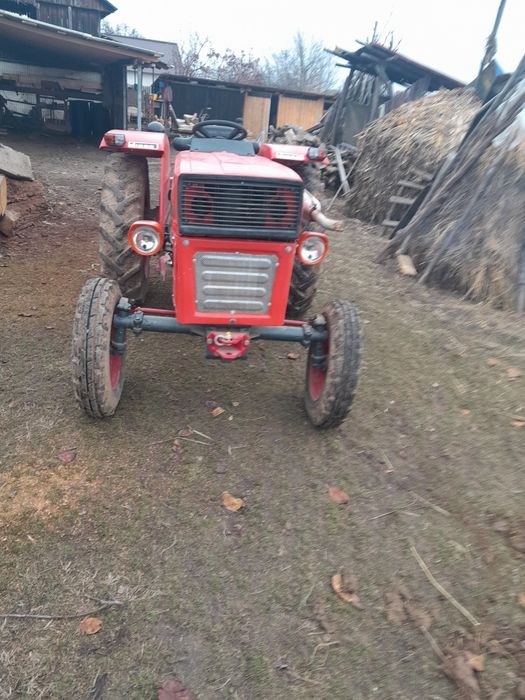Vând tractor cu plug