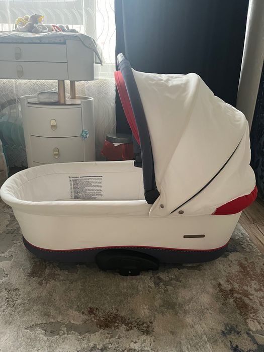 Partea de sus a unui cărucior pentru bebeluși