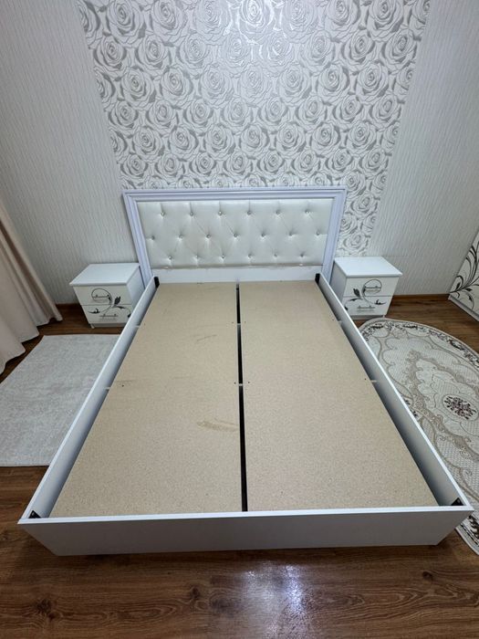 Кровать двухспальный с двумя тумбочками